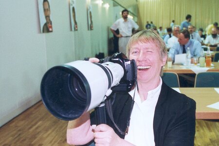 Ministerin Hildebrandt hält eine Pressekamera in Richtung des Fotografen.