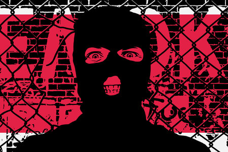 Ein maskierter Mann vor einer roten Wand mit Symbolen