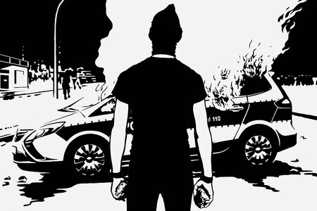 Ein maskierter Mann steht mit Steinen in der Hand vor einem Polizeiauto