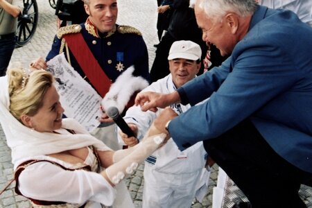 Brandenburg-Tag 2001: Manfred Stolpe und "Königin Luise" beim Festumzug in Luckau