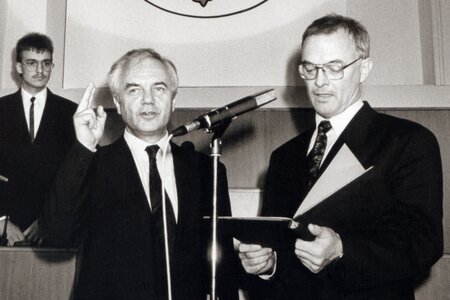 Erstes Brandenburgisches Kabinett 1990: Vereidigung des Ministerpräsidenten Manfred Stolpe 