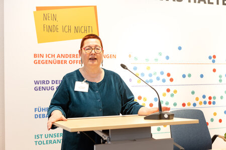 Martina Weyrauch, Leiterin der Landeszentrale, hält einen Vortrag beim Netzwerktreffen am 23.02.25