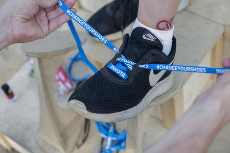 Aktionsworkshop A shoe with blue shoe laces reading "#ChangeYourShoes"