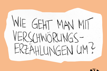 Auf buntem Untergrund steht die Frage "Wie geht man mit Verschwörungserzählungen um?" geschrieben. 
