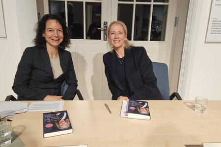 Mirjam Deponte (Landeszentrale) und Sirkka Jendis (Geschäftsführerin Tafel Deutschland e.V.) in der Veranstaltung "Armut hat System"