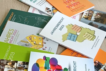 Viele Jahresberichte auf einem Tisch