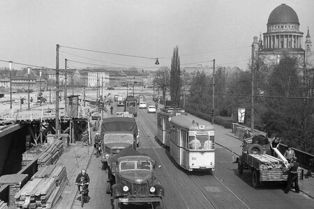 Alte u. neue Lange Brücke – noch fließt der Verkehr über die alte Brücke, Frühjahr 1961, © Potsdam Museum, Foto Werner Tag Alte u. neue Lange Brücke – noch fließt der Verkehr über die alte Brücke, Frühjahr 1961, © Potsdam Museum, Foto Werner Tag