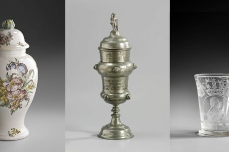 Willkomm des Zeug- und Garnweber-Gewerbes Nowawes, 1768, Zinn, Foto: Holger Vonderlind | Henkelbecher auf Friedrich Wilhelm I., Potsdamer Glashütte, 1715–1736, Glas, Foto: Bernd Hiepe Willkomm des Zeug- und Garnweber-Gewerbes Nowawes, 1768, Zinn, Foto: Holger Vonderlind | Henkelbecher auf Friedrich Wilhelm I., Potsdamer Glashütte, 1715–1736, Glas, Foto: Bernd Hiepe
