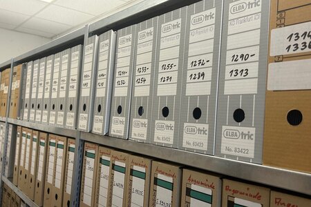 Aktenregale im Stasi-Unterlagen-Archiv 