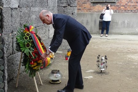 In der Funktion als Koordinator für die deutsch-polnische Zusammenarbeit legte Brandenburgs Ministerpräsident Dietmar Woidke (SPD) 2018 einen Kranz im ehemaligen deutschen Konzentrationslager in Auschwitz nieder