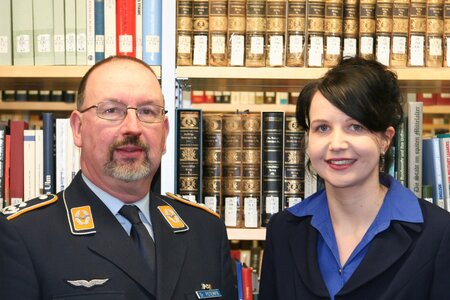 Dipl.-Pädagogin Katrin Hentschel und Oberstleutnant Dr. Harald F. Potempa