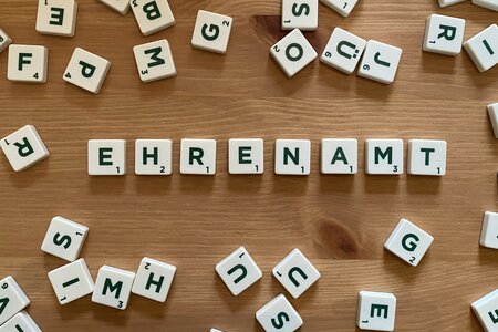 Das Wort "Ehrenamt" mit Scrabble-Steinen gelegt