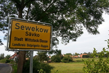 Ortsschild Sewekow mit dem Zusatz in Plattdeutsch