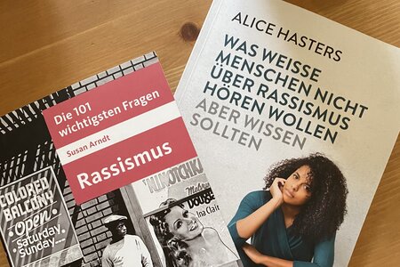 Die Bücher "Die 101 wichtigsten Fragen: Rassismus" von Susan Arndt und "Was weiße Menschen nicht über Rassismus hören wollen, aber wissen sollten" von Alice Hasters liege auf einem Tisch.