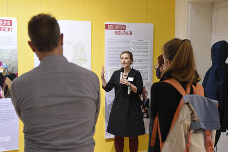 Karen Bähr führt eine Gruppe durch die Ausstellung "Wir sind Brandenburg. 1990 – 2020 – 2050"