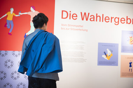 Besucher in der Ausstellung zur Landtagswahl