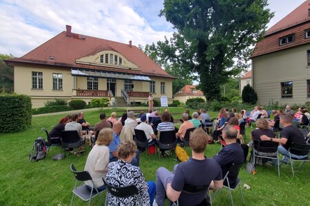 Beim Brandenburg-Quiz auf der Wiese der Landeszentrale