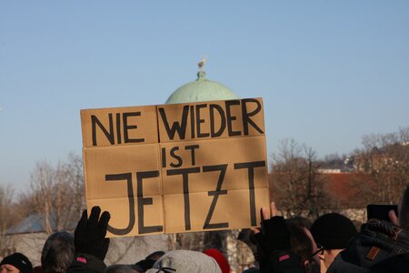 Plakat auf der Kundgebung unter dem Motto "Nie wieder ist jetzt" auf dem Schlossplatz in Stuttgart am 20. Januar 2024.
