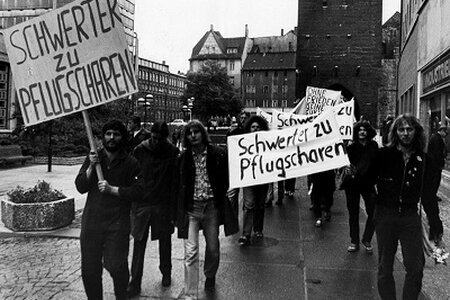Mitglieder der Friedensgemeinschaft Jena zeigten bei einem FDJ-Treffen im Mai 1983 anti-militaristische Plakate Mitglieder der Friedensgemeinschaft Jena zeigten bei einem FDJ-Treffen im Mai 1983 anti-militaristische Plakate
