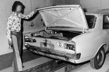 Nachgestellte Fotodokumentation der gescheiterten Republikflucht einer dreiköpfigen Familie an der Grenzübergangsstelle Drewitz Nachgestellte Fotodokumentation der gescheiterten Republikflucht einer dreiköpfigen Familie an der Grenzübergangsstelle Drewitz