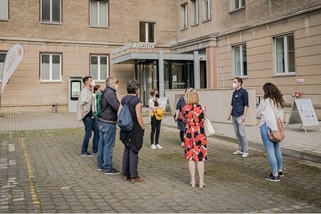 Gruppe vor Stasi-Archiv