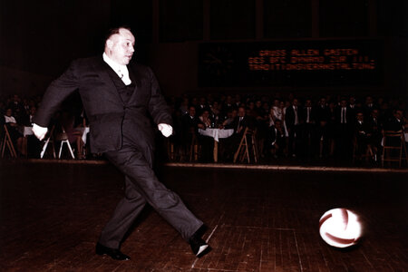 Mielke mit Ball auf Parkett
