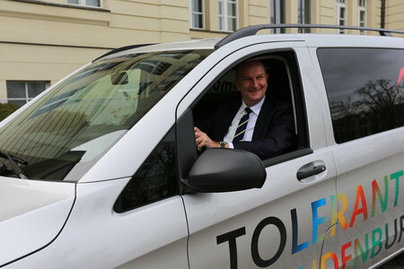 Ministerpräsident Woidke übergibt das Demokratiemobil