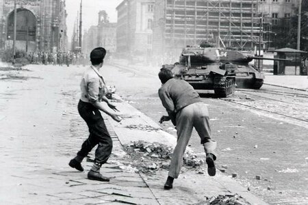 17 Juni 1953, Leipziger Straße, Berlin, Männer werfen mit Steinen nach Panzern