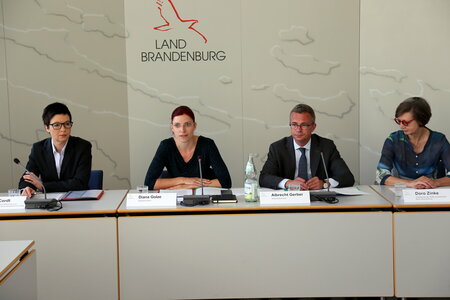 Pressefrühstück  anlässlich der konstituierenden Sitzung des "Brandenburger Bündnis für Gute Arbeit" mit Frau Doro Zinke (DGB), Wirtschaftsminister Albrecht, Gerber, Arbeitsministerin Diana Golze und Frau Jutta Cordt (Bundesagentur für Arbeit, RD Berlin-Brandenburg) - v.r.n.l.