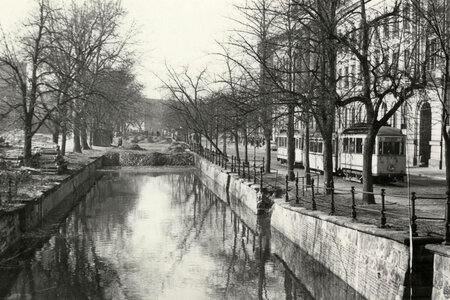 Der teilweise bereits zugeschüttete Stadtkanal in der Heinrich-Rau-Allee [Am Kanal], 15.2.1961, Foto Werner Taag