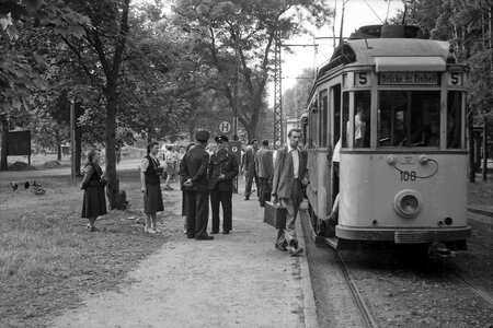 Berufsverkehr an der Wendeschleife Bahnhof Rehbrücke, vermutlich 1957 © Potsdam Museum / Foto: Werner Taag Berufsverkehr an der Wendeschleife Bahnhof Rehbrücke, vermutlich 1957 © Potsdam Museum / Foto: Werner Taag