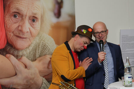 Thomas Kralinski bei der Eröffnung der Ausstellung "Potsdamer Klinikclowns"