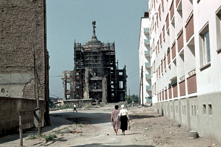 Blick durch die ehem. Burgstraße zur Ruine des Alten Rathauses, um 1962 
