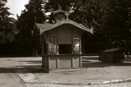 Trinkhalle der Fa. Theiss, Kaiser-Wilhelm-Str., Ecke Hohenzollernstr. Aufn. vor Nov. 1934, (c) Potsdam Museum Trinkhalle der Fa. Theiss, Kaiser-Wilhelm-Str., Ecke Hohenzollernstr. Aufn. vor Nov. 1934