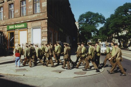 Thoas Töpfer, Sowjetische Soldaten beim Ausgang an der Ecke Linden-/ Charlottenstraße, 7. Juli 1991 © Potsdam Museum Thoas Töpfer, Sowjetische Soldaten beim Ausgang an der Ecke Linden-/ Charlottenstraße, 7. Juli 1991 © Potsdam Museum