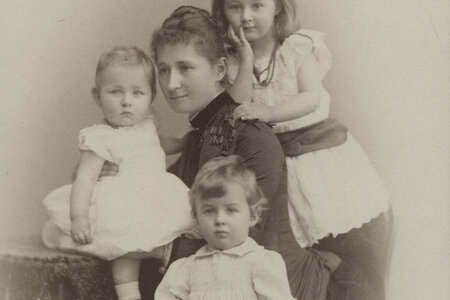Käthe Pietschker mit ihren Kindern, vermutl. 1889 Käthe Pietschker mit ihren Kindern, vermutl. 1889
