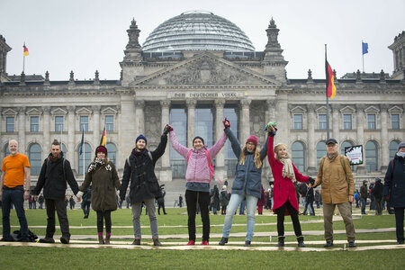 Jugendliche vor dem Reichstag