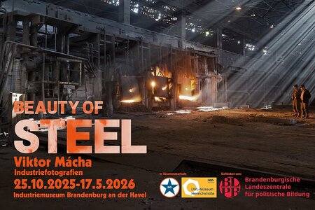 Fertigungshallung zur Stahlfertigung mit Informationen zur Austellung Beauty of Steel im Industriemuseum Brandenburg an der Havel