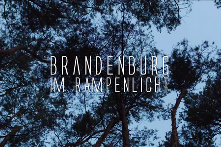 Himmel und Bäume mit dem Text "Brandenburg im Rampenlicht"