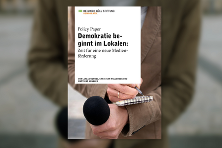 Ein Journalist mit Mikro und Block