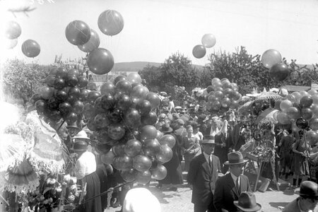 Baumblütenfest in Werder 1924: Luftballon-Verkäufer am Fuße der Bismarkhöhe