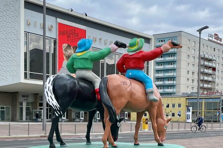 Cowboys auf der Karl-Marx-Allee in Berlin. Cowboys auf der Karl-Marx-Allee