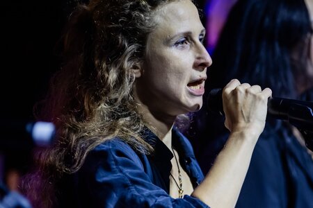 Maria Aljochina bei einem Auftritt der Band Pussy Riot auf dem Campus für Demokratie 2024 Maria Aljochina bei einem Auftritt der Band Pussy Riot auf dem Campus für Demokratie 2024, Buchcover Political Girl – Berlinverlag