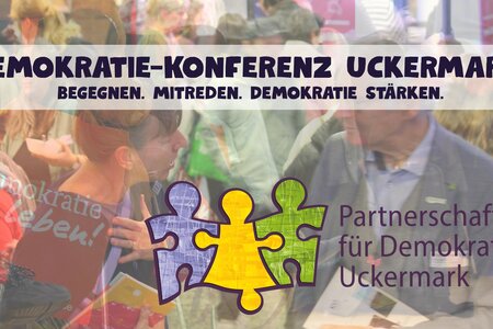 Menschen im Gespräch, Menschen auf Stühlen, Demokratie Leben Schriftzug und das Logo der Partnerschaft für Demokratie Uckermark