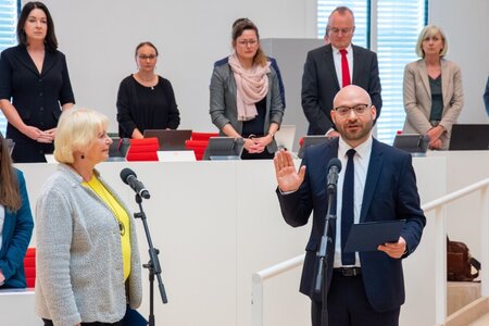 Landtagspräsidentin Prof. Dr. Ulrike Liedtke (l.) vereidigt den neuen Minister des Innern und für Kommunales René Wilke (r.) vor dem Plenum.