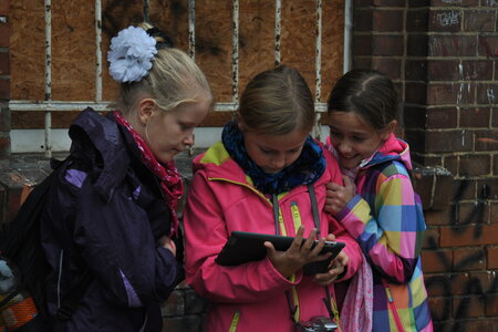 Kinder mit Tablet: Wir machen Medien!