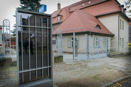 Mahnmal in der Adolf-Bräutigam-Straße 4, Bad Freienwalde (Oder) mit der mit der Aufschrift "Kindergefängnis - Wir werden nie vergessen. Die Kinder"