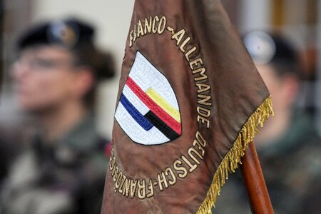 Deutsche und Französische Fahnen