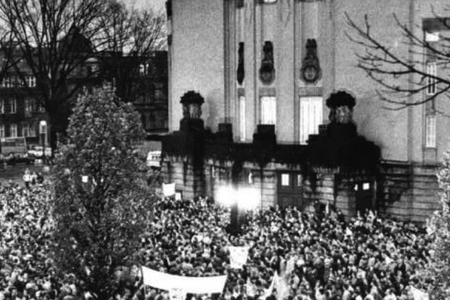 Abendliche Menschenansammlung vor dem Staatstheater Cottbus. Vereinzelte Transparente. Erste Montagsdemo am 30.10.1989 in Cottbus.