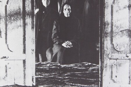 Plakatausschnitt des Films "Abschied von Matjora". Eine Gruppe von Frauen in unterschiedlichen Alter, stehend und sitzend, zwischen Türrahmen und auf Kamera schauend.